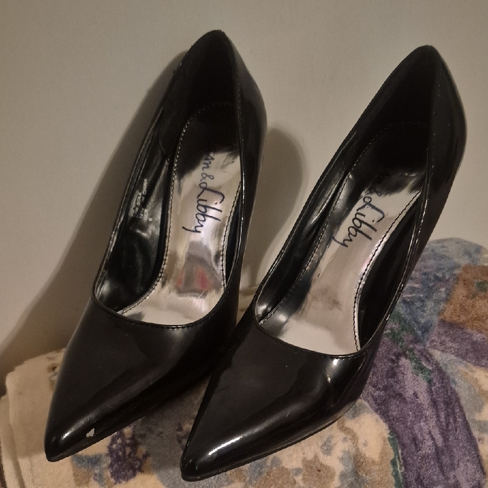 Black High Heel Pumps with Pointed Toe and Glossy Finish